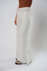 Pantalón palazzo color beige con cintura elastizada.