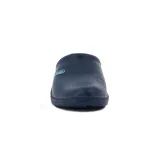 Zueco negro con perforaciones en la parte superior y plantilla acolchada.
