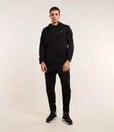 Pantalón deportivo de corte slim para hombre, confeccionado en poliéster color negro. Presenta cintura elástica con cordón de ajuste, bolsillos laterales y diseño ajustado en muslos y rodillas.