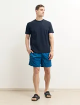 Short de baño azul con cintura elástica y cordón ajustable.