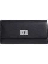 Billetera Calvin Klein trifold de poliuretano negro con textura granulada y placa metálica con logo CK. Cuenta con diez ranuras para tarjetas, billetero, compartimento para el DNI y bolsillo monedero.