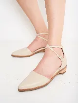 Zapato de cuero color caramelo, con punta fina y tiras cruzadas con hebilla que estilizan el pie y aseguran un calce firme. Su pequeño taco bajo brinda altura justa para el día a día, sin renunciar al confort.