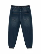 Pantalón tipo jogger de gabardina negra, con cintura elástica y cordón ajustable. Presenta puños elásticos en los tobillos y bolsillos laterales.