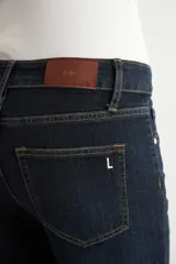 Jean cropped de corte recto y tiro medio en color azul oscuro, con diseño clásico de cinco bolsillos y trabillas para cinto.