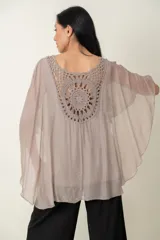 Blusa italiana color beige de seda y viscosa, con espalda de crochet.