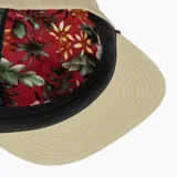 Gorra tipo trucker color oliva, con visera plana, cordón decorativo marrón sobre la base de la visera y el nombre de la marca 'HURLEY' bordado en blanco en el frente.