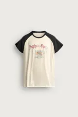 Camiseta regular fit de corte clásico con efecto lavado, cuello redondo negro y mangas cortas ranglán negras. El cuerpo es de color blanco con estampa frontal inspirada en automovilismo con el texto "Asphalt Speed".