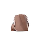 Phone bag color marrón claro con laterales beige, bolsillo frontal con cierre y tirador con flecos. Tiene espacio para celular y billetera, y correa de galón regulable y desmontable.