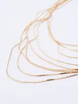 Collar de múltiples cadenas finas en tono dorado, con diseño en cascada y textura eslabonada.