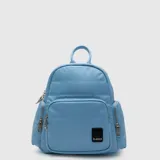 Mochila Bubba modelo Victoria de diseño acolchado, color celeste. Cuenta con un compartimento principal con cierre, un bolsillo frontal con cierre y bolsillos laterales con cierre. Incluye asa superior y parche con logo de la marca en la parte frontal.