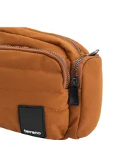 Bandolera Terrano color tostado, confeccionada en tela de lona capitoneada. Cuenta con cierre principal, bolsillos laterales y bolsillo trasero, además de correa ajustable para llevar al hombro o cruzada.