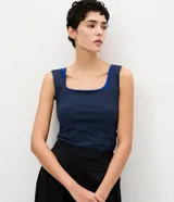 Blusa básica azul marino con escote cuadrado, tirantes medianos y diseño sin mangas.