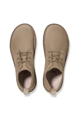 Bota de caña media color taupe, con cordones y suela de goma.