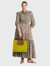 Bolso shopper Longchamp modelo Le Pliage Cabas L, color verde lima con solapa marrón de cuero y herrajes dorados.