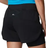 Short deportivo negro de mujer, marca Columbia, modelo Endless Trail. Diseño de doble capa con calza interior de compresión y short exterior holgado. Cuenta con cintura elástica ajustable, bolsillos laterales de malla y detalles reflectantes.