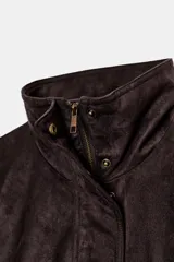 Chaqueta bomber color marrón oscuro con efecto ante, cuello subido y manga larga con puños. Tiene bolsillos delanteros, bajo con pliegues y volumen, forro interior y cierre frontal con cremallera y botones a presión ocultos.