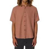 Camisa de manga corta Katin modelo Alan Solid, de color terracota o salmón, con corte estándar, cuello camisero, cierre frontal de botones y un bolsillo aplicado en el pecho.