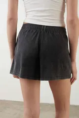 Short de pijama de algodón gris claro melange, con cintura elástica y diseño cómodo.