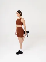 Short de lycra color marrón, tiro alto y calce ajustado.