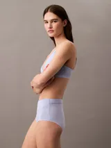 Bombacha hípster de talle medio color celeste, confeccionada en mezcla de algodón y elastano. Cuenta con ribetes elásticos planos y logo de Calvin Klein en el lateral.