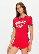 Remera de tejido punto color rojo, manga corta, corte ajustado (slim fit) con cuello redondo ribeteado en blanco y azul marino. Presenta franjas laterales en azul marino con ribete blanco y texto estampado en blanco en el frente que dice "VIBIN HIGH".