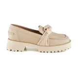 Zapato mocasín de cuero negro con detalle de lazo de gamuza en el empeine y suela track.