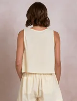 Blusa de algodón y lino color beige, de corte evasé corto, silueta holgada, escote redondo y sisas amplias.