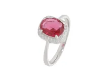 Anillo de plata 925 con diseño rectangular y circonia oval central color fucsia.