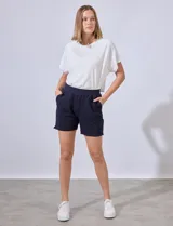 Short de algodón color rosa claro, con pretina ancha elastizada y bolsillos inclinados en la parte delantera.