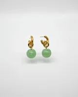 Aros tipo argolla de acero con acabado texturizado y dije esférico de piedra color verde menta desmontable.