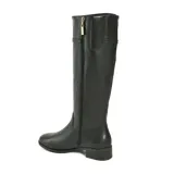 Bota de caña alta Via Marte, color negro, confeccionada en cuero, con taco bajo cuadrado y detalle de aplique metálico dorado en la parte superior de la caña.