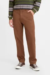 Pantalón de gabardina color marrón con cintura elástica, corte relajado en cadera y muslos, y pierna semi ajustada.