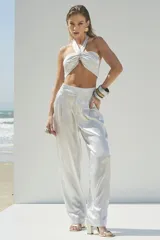 Pantalón de vestir plateado, de corte palazzo y tiro alto.