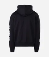 Campera con capucha de felpa negra, con cierre frontal, bolsillos canguro y estampa tipográfica gótica en color blanco en las mangas.