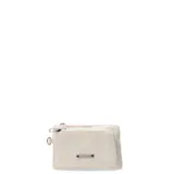 Billetera compacta de tela color beige, con cierre principal y bolsillo frontal con cierre. Incluye una placa metálica con el logo de la marca y una argolla lateral para enganchar.
