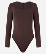 Body marrón de microfibra con escote cuadrado y mangas largas.