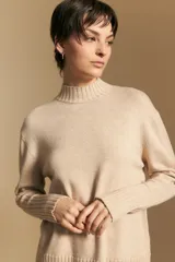 Polera de cuello alto confeccionada en tejido de punto negro, con diseño de textura acanalada en cuello, puños y ruedo, y trama vertical en mangas y espalda.