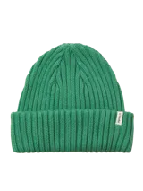 Gorro tipo beanie de punto acanalado en color verde pino, con borde doblado y etiqueta pequeña con logo de la marca en el lateral.