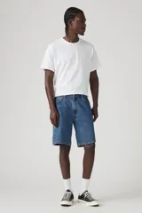 Bermuda de jean azul con corte relajado, tiro alto y largo a la rodilla.