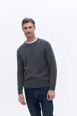 Sweater de tejido suave con cuello redondo y mangas raglan, de calce regular y estructura cómoda.
