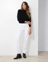 Jegging elastizado blanco, de corte recto, con pretina ancha elastizada, bolsillos delanteros simulados y bolsillos traseros aplicados.