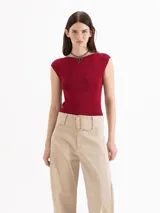 Top de hilado frío color rojo, con calce al cuerpo, cuello medio bote y mangas japonesas.