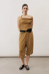 Top negro con diseño cruzado tipo halter, escote pronunciado y fruncido lateral.