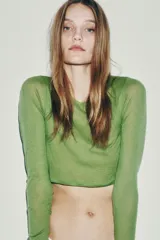 Camiseta de corte cropped y ajuste slim, confeccionada en algodón Supima. Presenta cuello redondo y manga larga con bajo recto.