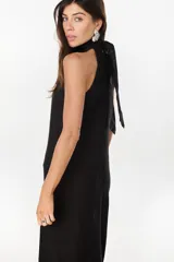 Vestido midi marrón de lino italiano, con cuello halter, sin mangas y diseño asimétrico con volados en el ruedo.