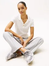 Zapatillas Tommy Hilfiger de mujer, color gris con detalles en rosa y blanco. Confeccionadas en poliéster con paneles de malla y logo TH en la lengüeta y lateral.