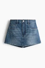 Short pollera de cinco bolsillos en denim azul con efecto deslavado, tiro alto, cierre de cremallera y botón metálico.