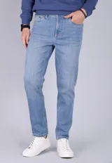 Pantalón de jean celeste, corte slim fit, con bolsillos delanteros y traseros.
