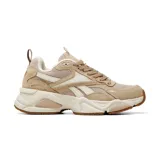 Championes Reebok modelo Charge Run, color camel con detalles en crema y blanco. Presentan una combinación de malla y gamuza en el exterior, con suela robusta y diseño ergonómico.