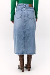Falda midi de jean celeste con tajo frontal.